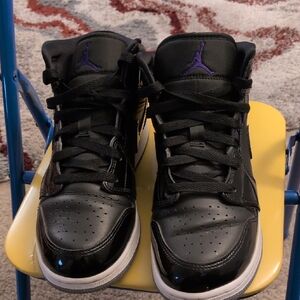 Kids Black and Purple High-Top Sneakers Air Jordan 1 Mid

Big Kids' Shoes